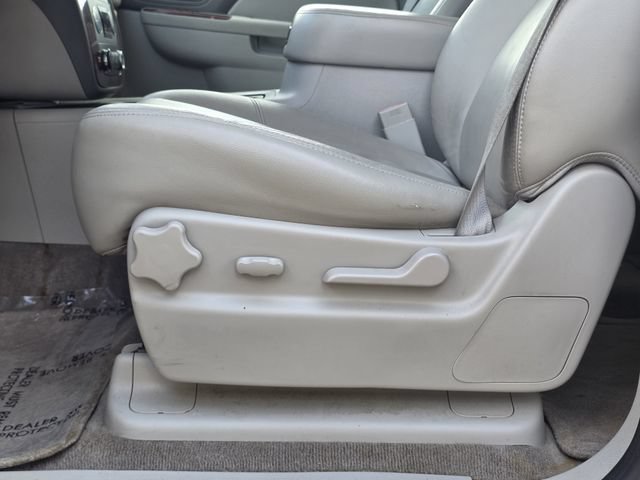 Used 2011 Chevrolet Suburban LT RWD image 16