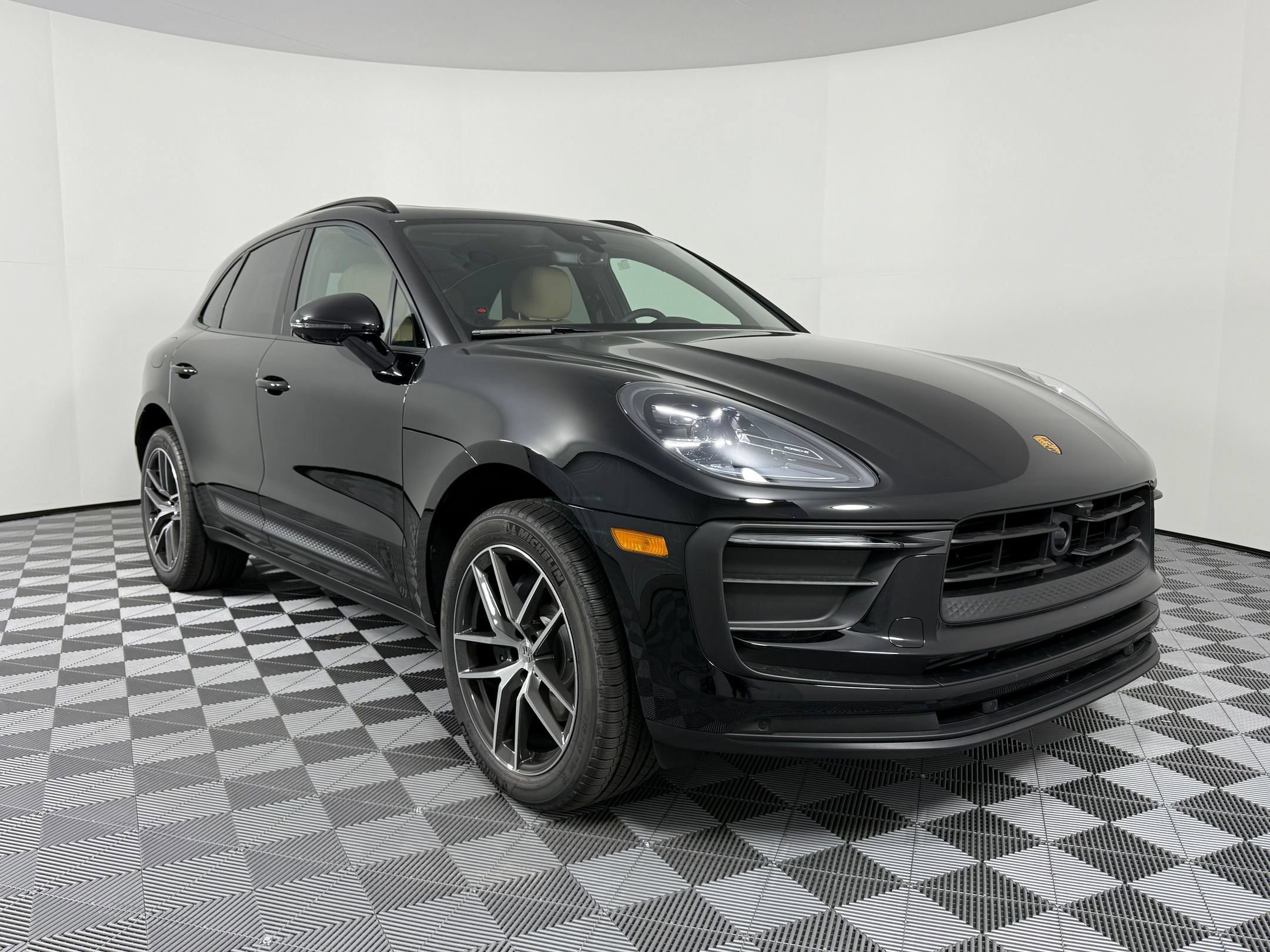 Certified 2026 Porsche Macan AWD/4WD image 7