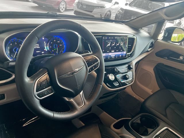 Used 2024 Chrysler Pacifica Touring-L FWD image 11