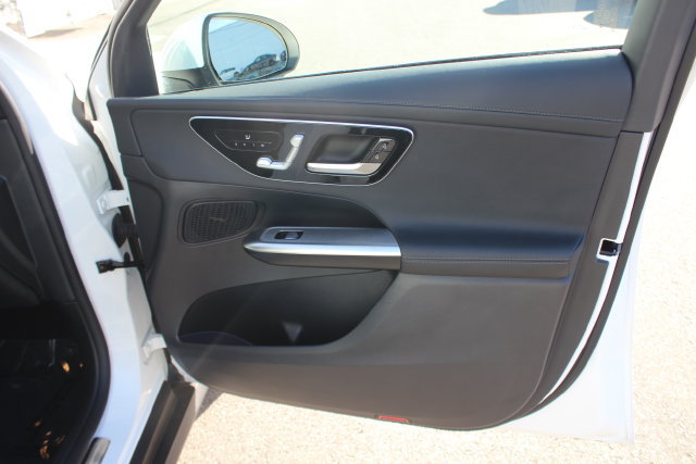 Used 2025 Mercedes-Benz GLC 300 4MATIC image 33