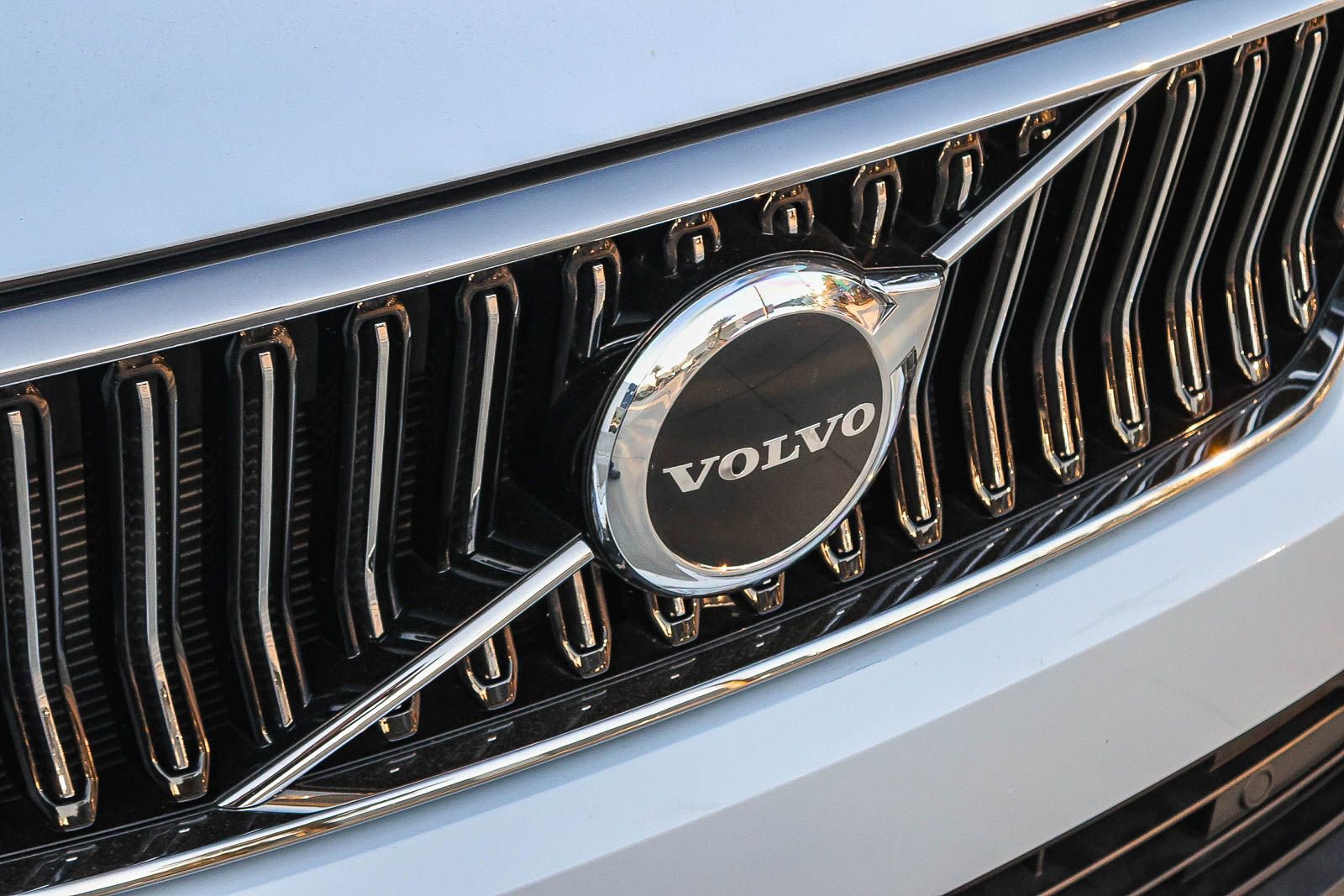 Used 2025 Volvo XC40 B5 Core image 17