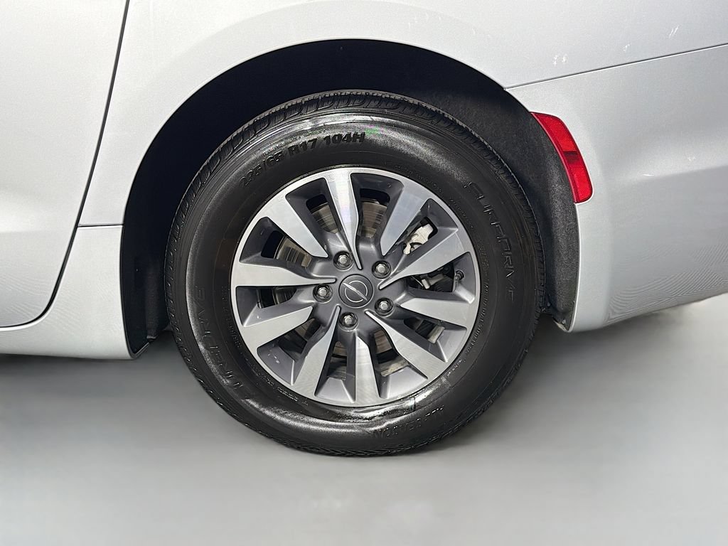 Used 2023 Chrysler Pacifica Touring-L FWD image 31