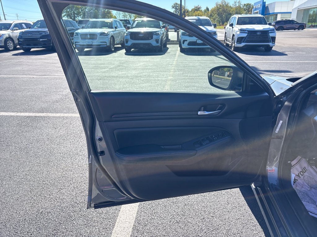 Used 2024 Nissan Altima 2.5 SV FWD image 11