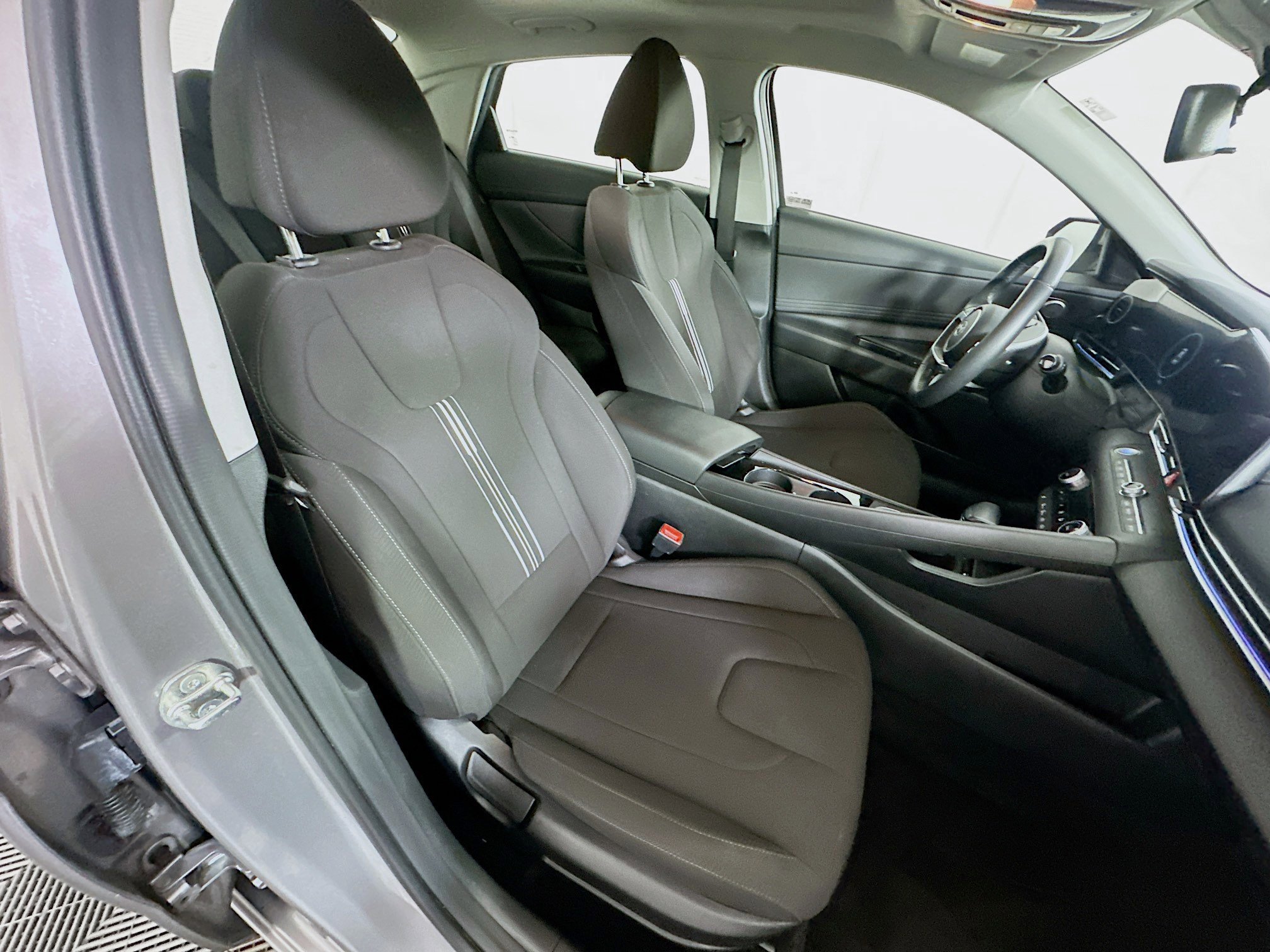 Used 2025 Hyundai Elantra SEL FWD image 31