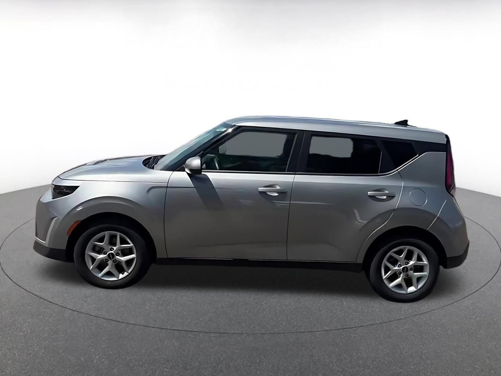 Used 2025 Kia Soul LX w/ LX Technology Package FWD image 8