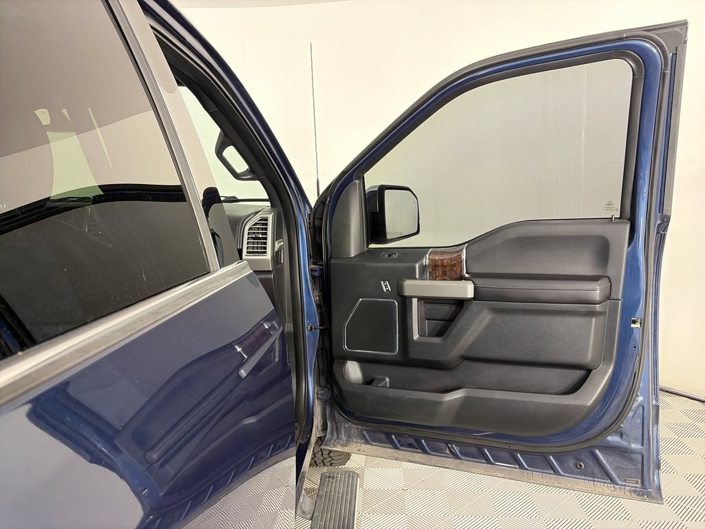 Used 2015 Ford F150 Platinum w/ Equipment Group 701A Luxury AWD/4WD image 31