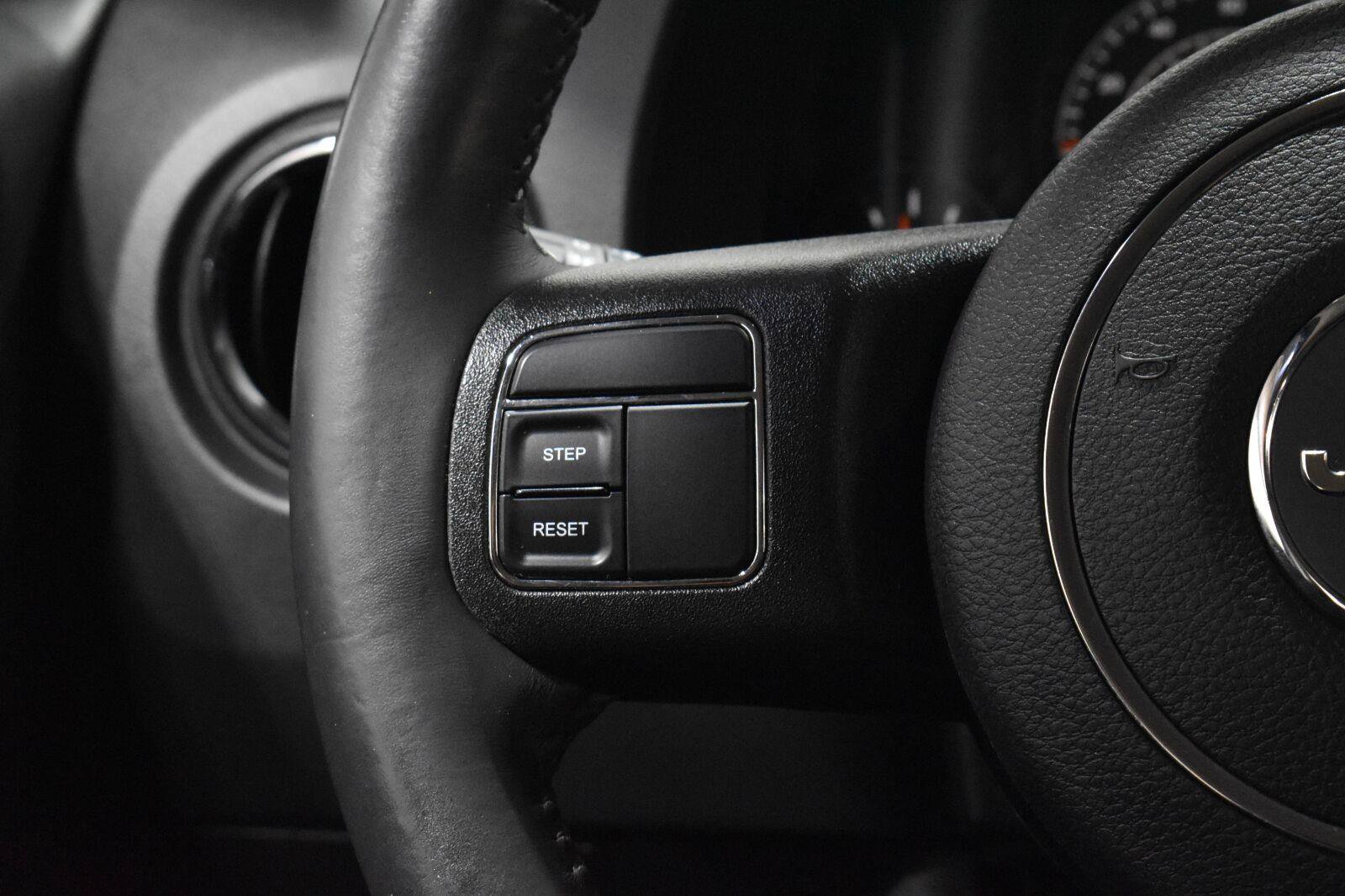 Used 2016 Jeep Patriot Latitude AWD/4WD image 7