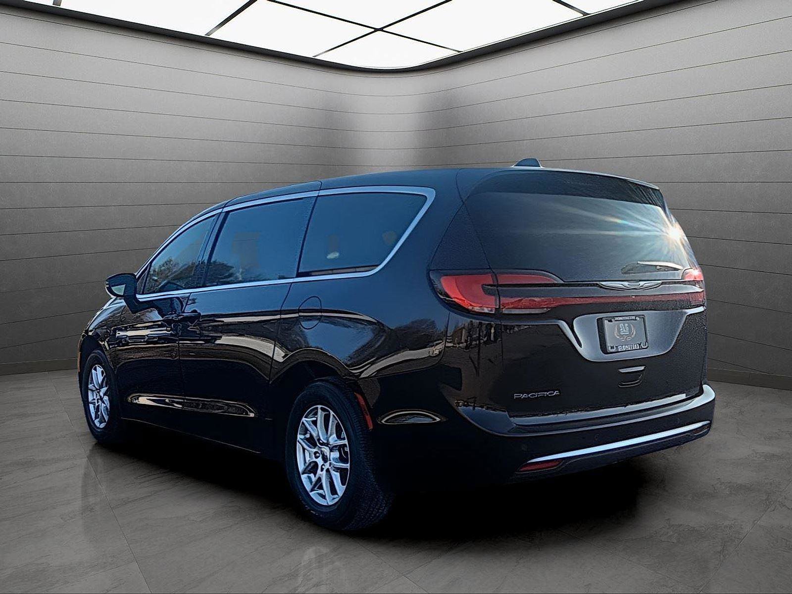 Used 2025 Chrysler Pacifica Select image 4