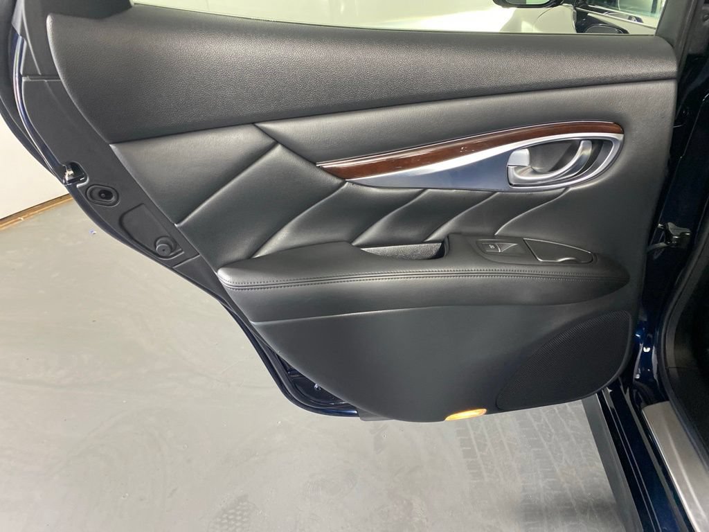 Used 2017 INFINITI Q70 3.7 w/ Technology Package AWD/4WD image 26