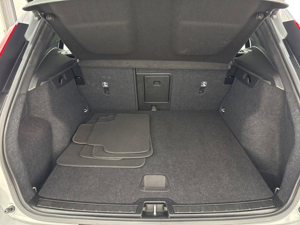Used 2025 Volvo XC40 B5 Core image 31