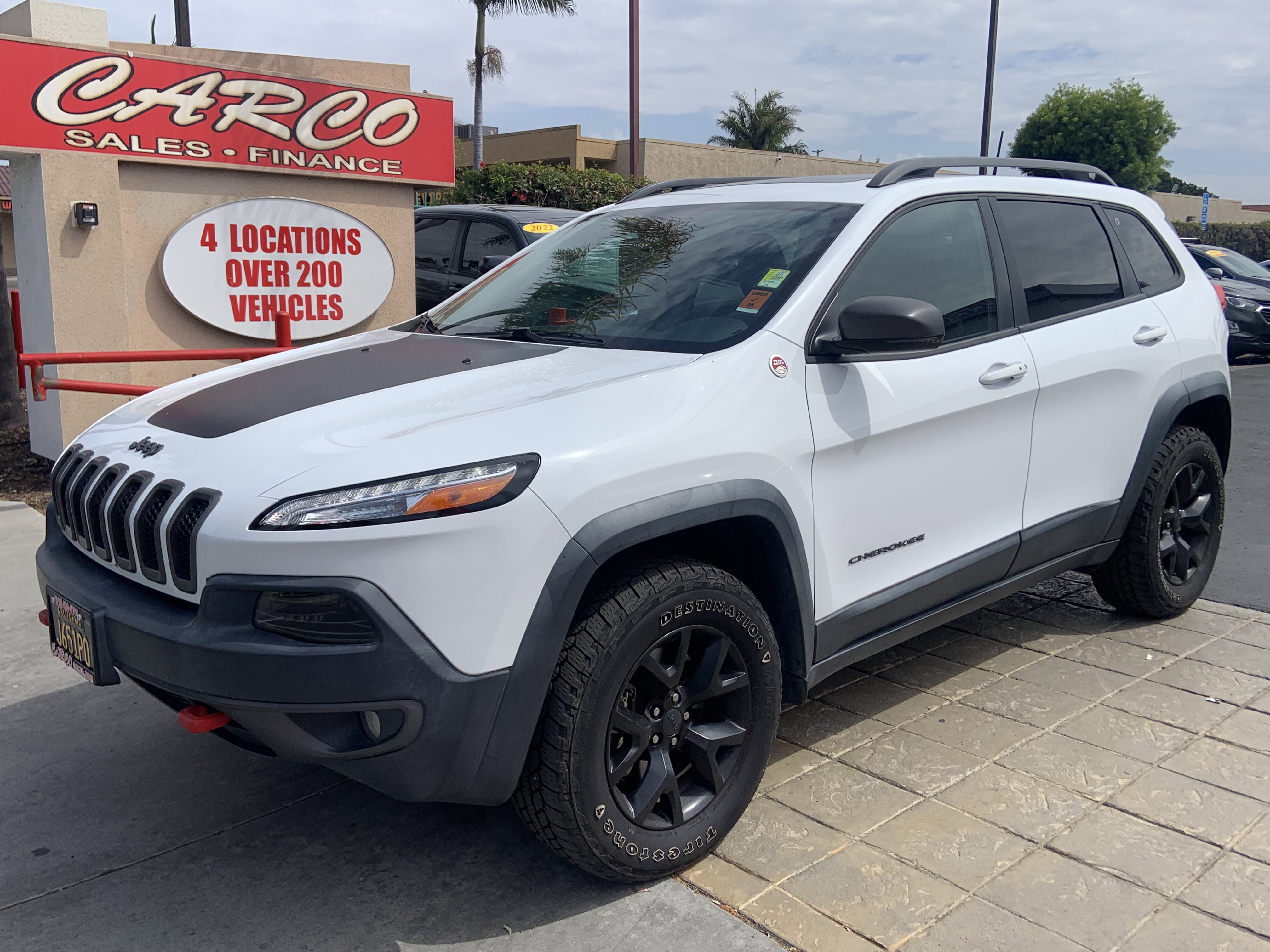 Used 2017 Jeep Cherokee Trailhawk AWD/4WD image 3