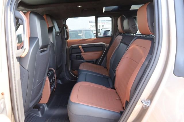 Used 2025 Land Rover Defender 110 image 14