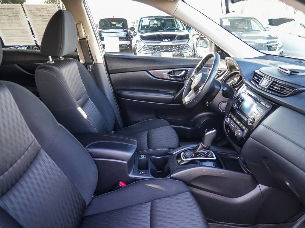 Used 2017 Nissan Rogue SV FWD image 17