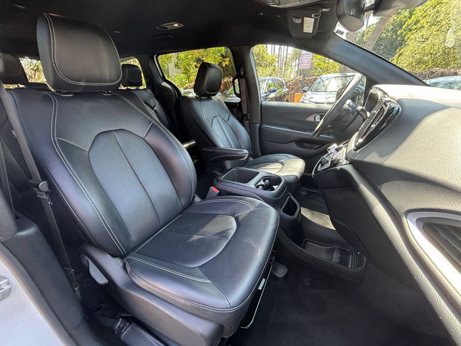 Used 2025 Chrysler Pacifica Select FWD image 38
