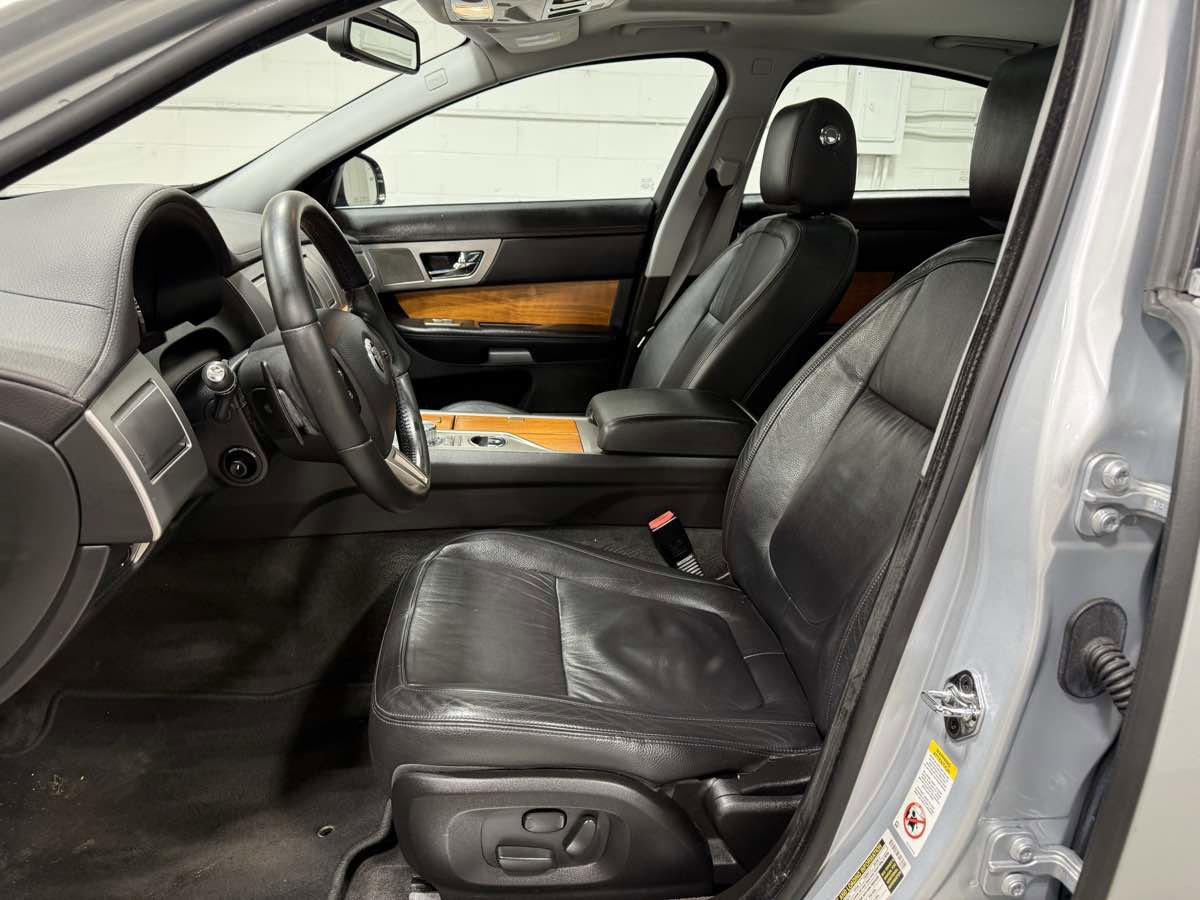 Used 2010 Jaguar XF Luxury image 13