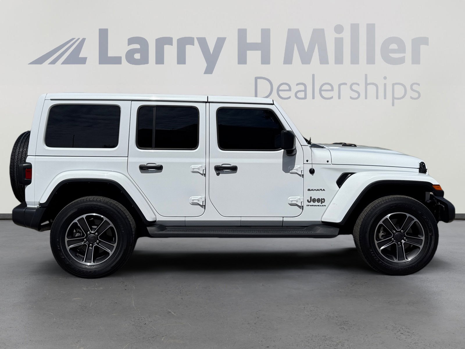 Used 2023 Jeep Wrangler Unlimited Sahara AWD/4WD image 6