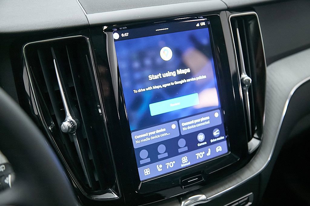 Certified 2025 Volvo XC60 B5 Plus AWD/4WD image 14