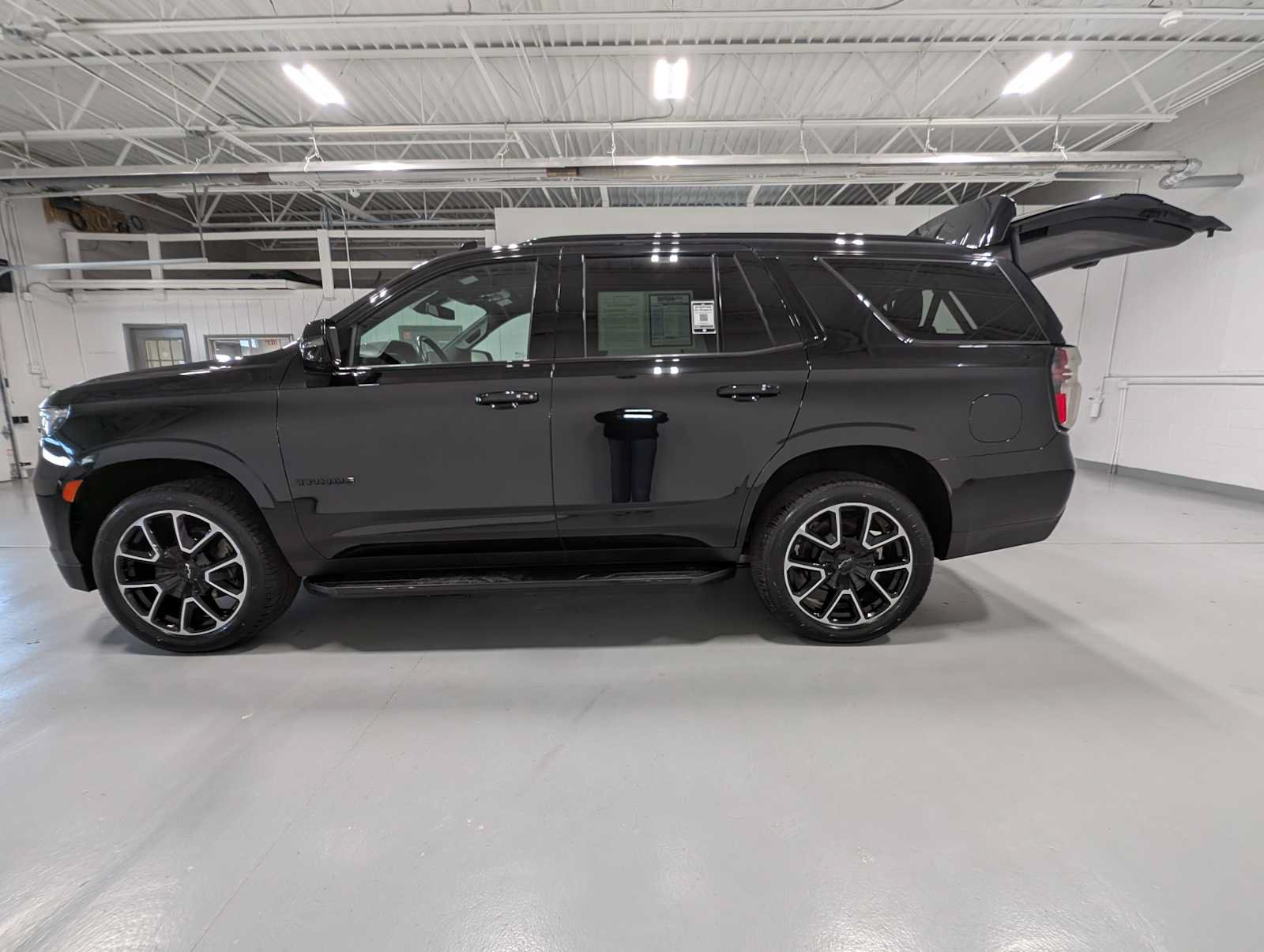 Used 2022 Chevrolet Tahoe RST w/ Luxury Package AWD/4WD image 12