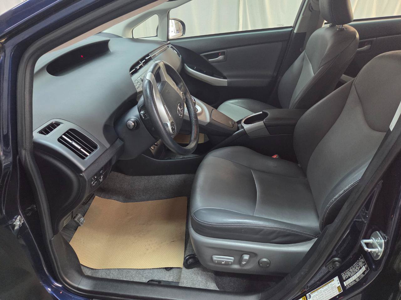 Used 2015 Toyota Prius Five w/ Advanced Technology Package FWD image 14