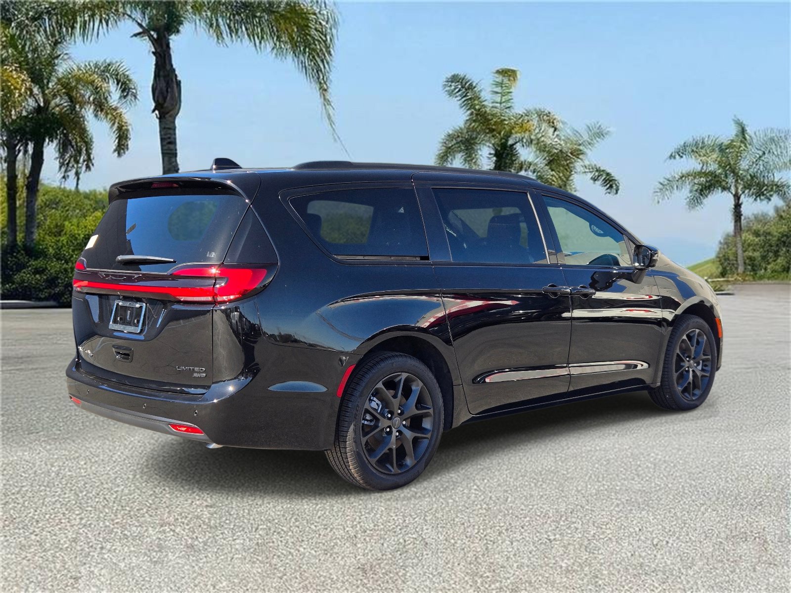 New 2027 Chrysler Pacifica Limited w/ Family Tech Group AWD/4WD image 4