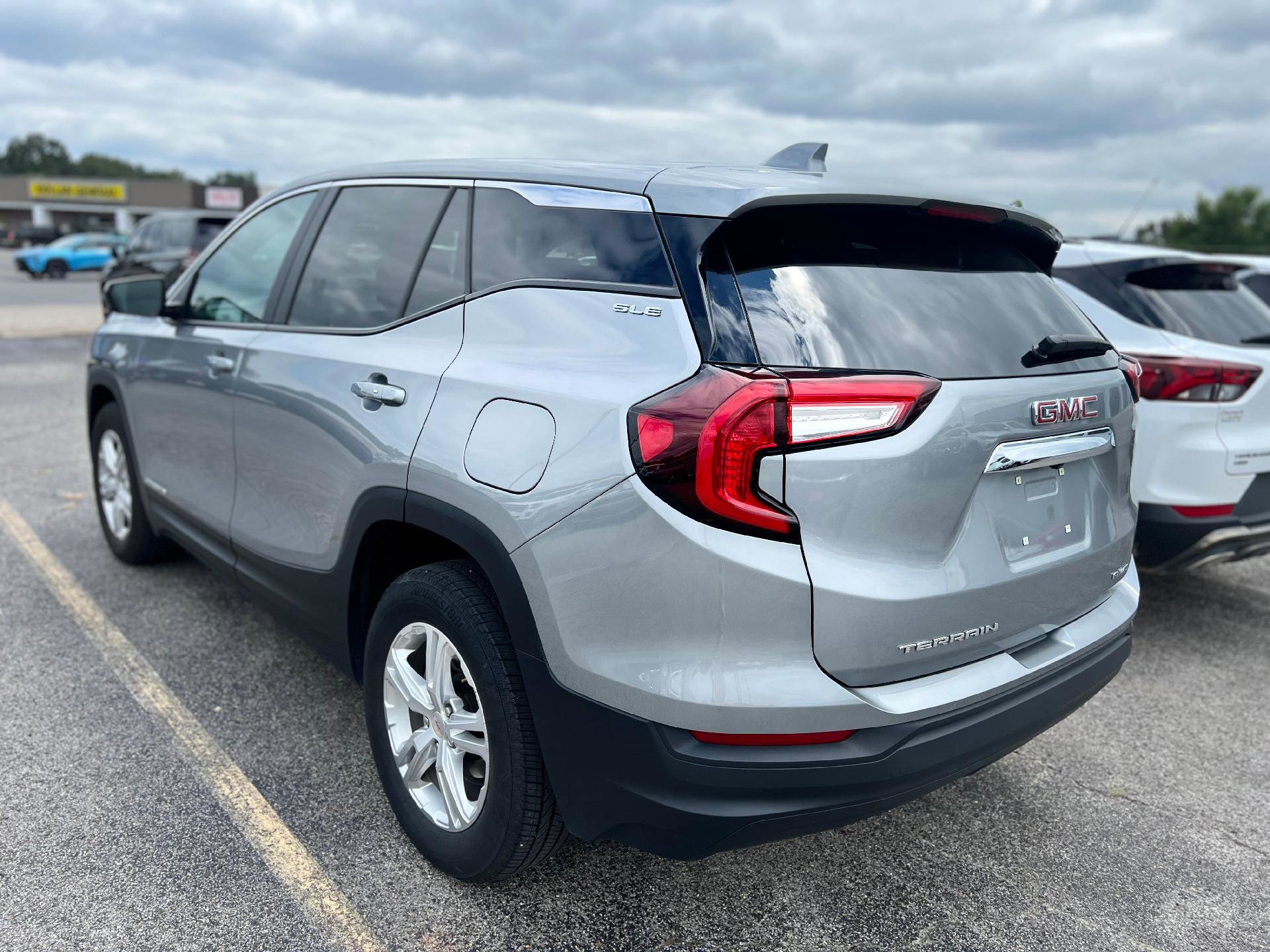 Used 2024 GMC Terrain SLE image 4