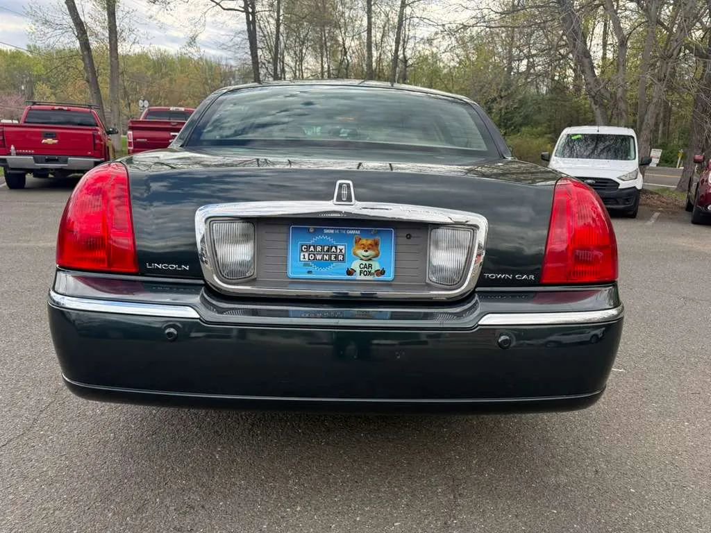 Used 2003 Lincoln Town Car Executive RWD image 6