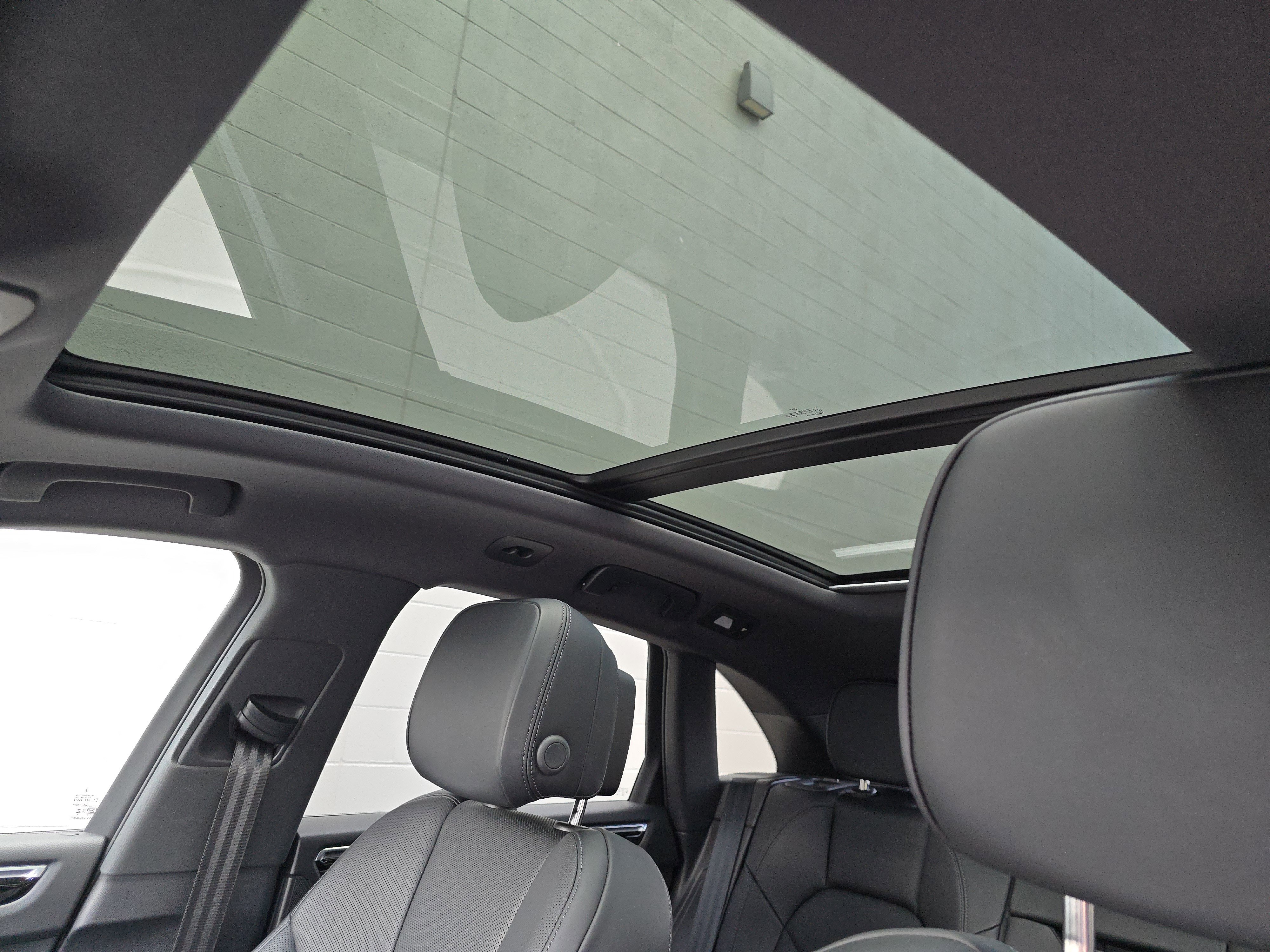 Certified 2025 Porsche Macan image 13