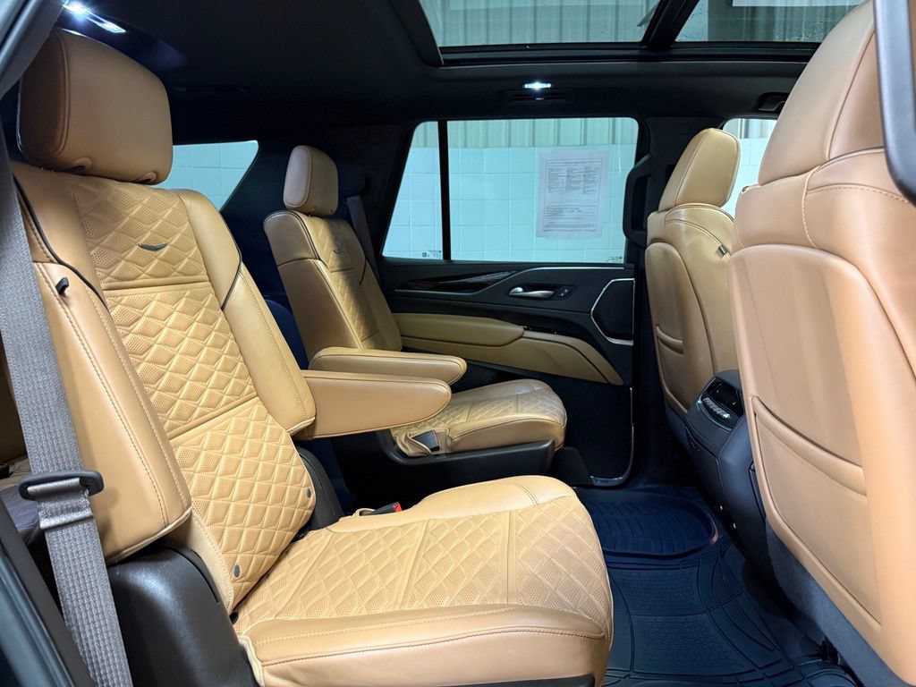 Used 2023 Cadillac Escalade Premium Luxury AWD/4WD image 22