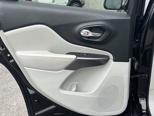 Used 2019 Jeep Cherokee Limited AWD/4WD image 16