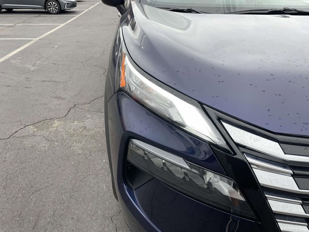 Used 2025 Nissan Rogue SV w/ SV Premium Package image 18