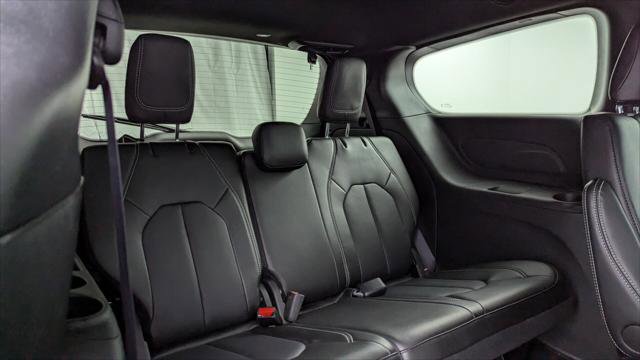 Used 2026 Chrysler Pacifica Select image 19