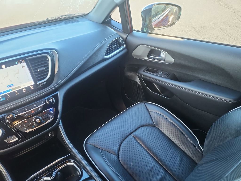 Used 2023 Chrysler Pacifica Limited w/ Uconnect Theater Family Group image 16