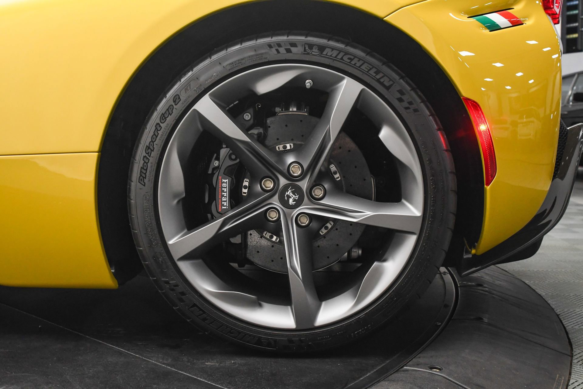 Used 2022 Ferrari SF90 Spider image 33