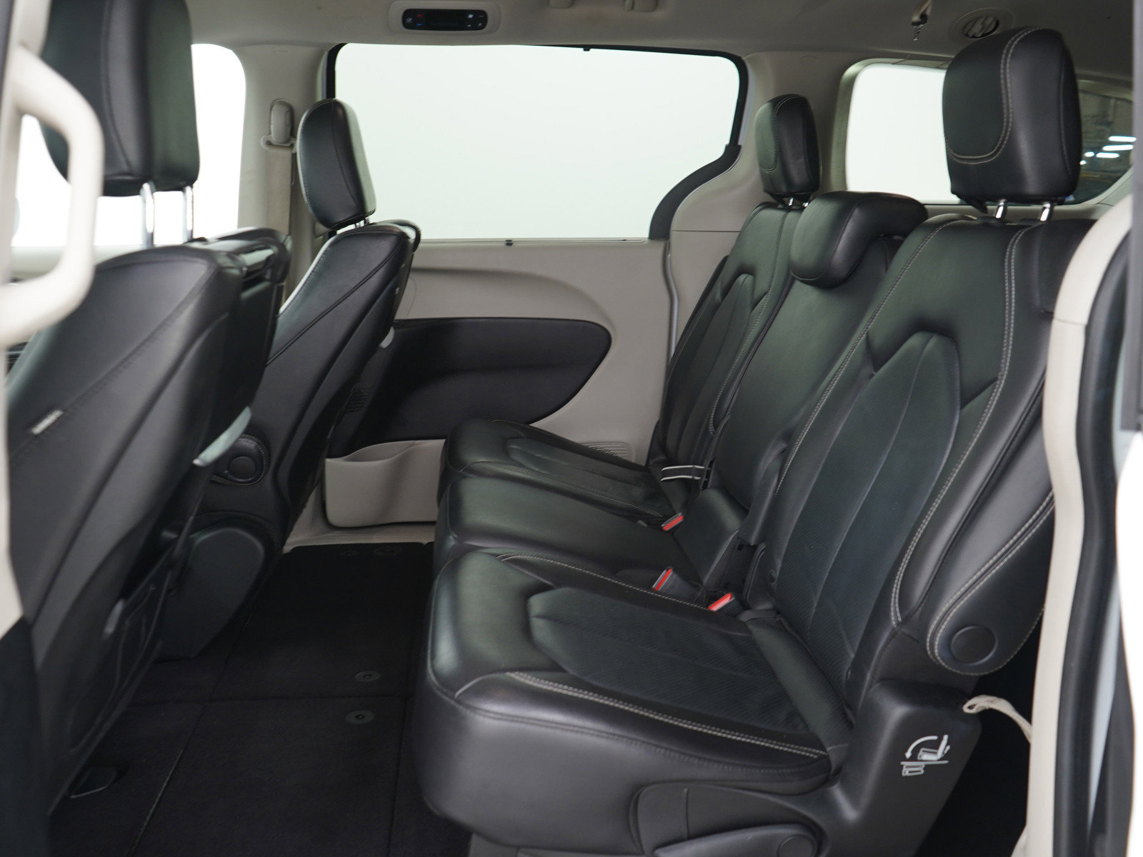 Used 2022 Chrysler Pacifica Touring-L w/ Uconnect Theater Family Group FWD image 16