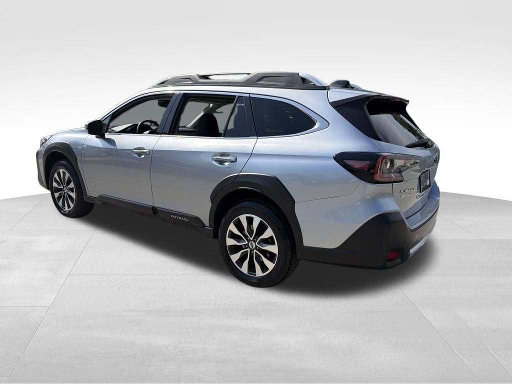 Used 2023 Subaru Outback Touring AWD/4WD image 5