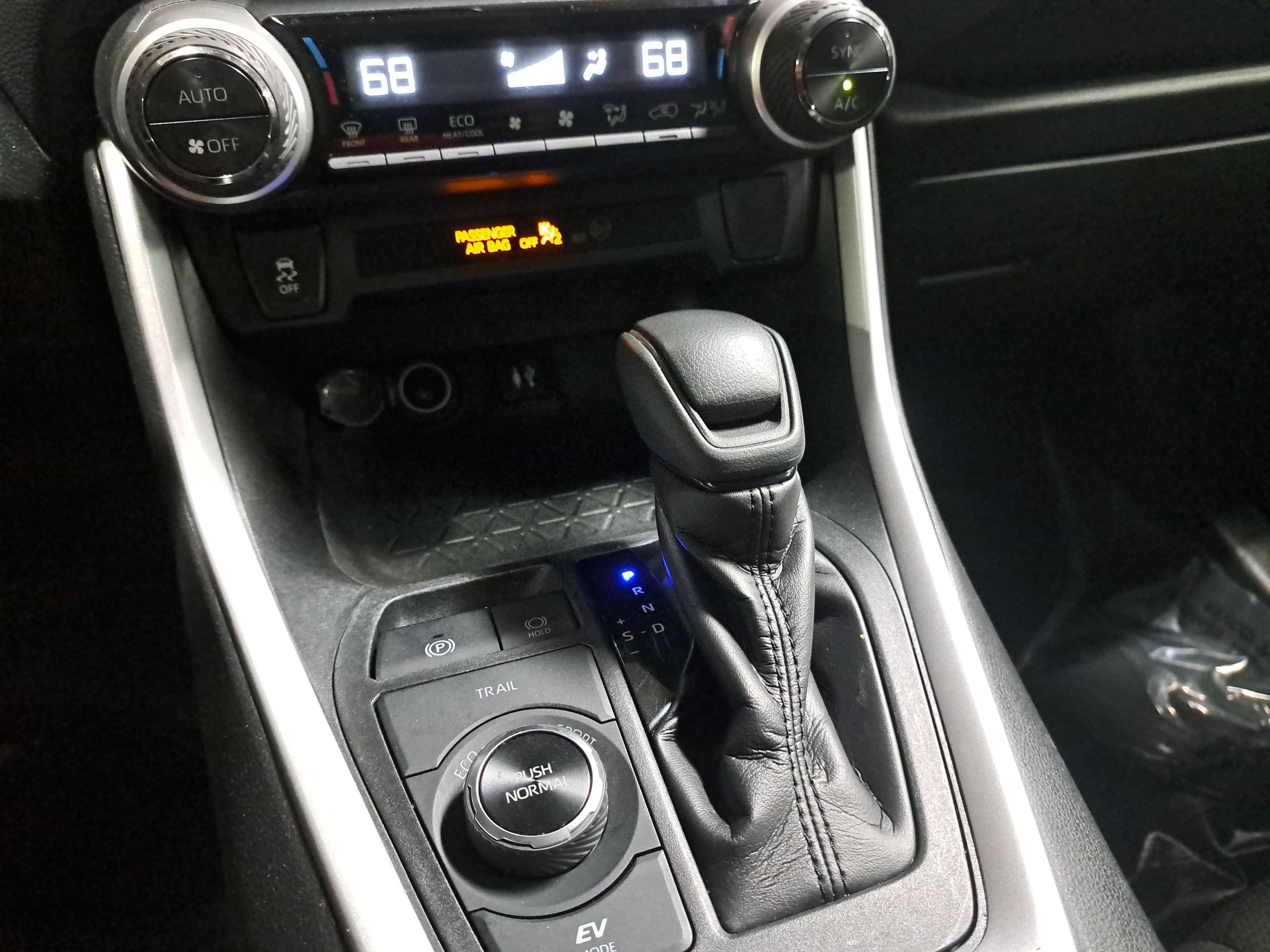 Used 2019 Toyota RAV4 XLE AWD/4WD image 25
