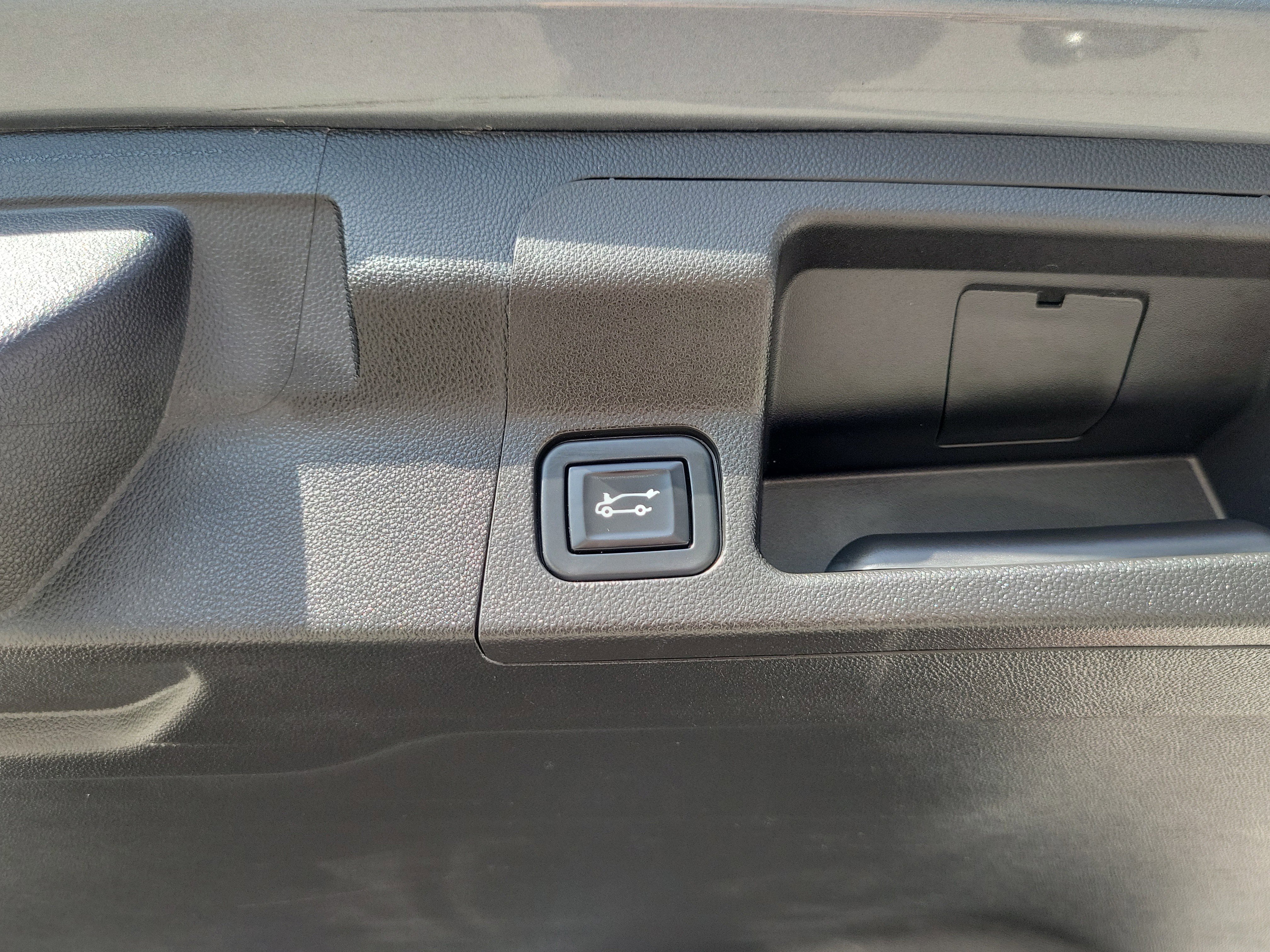 Used 2022 GMC Acadia SLT w/ Technology Package FWD image 17