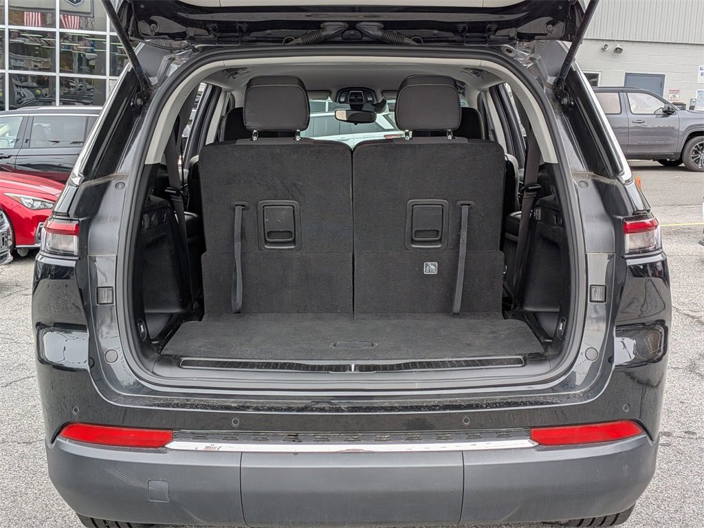 Used 2023 Jeep Grand Cherokee L Laredo image 9