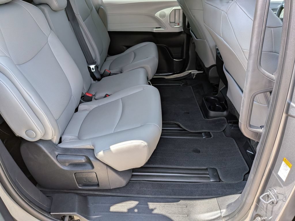 Used 2026 Toyota Sienna XLE FWD image 18