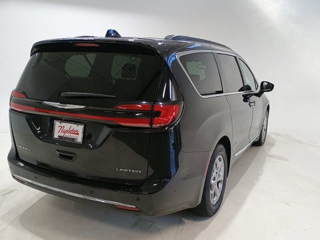 Used 2023 Chrysler Pacifica Limited FWD image 7