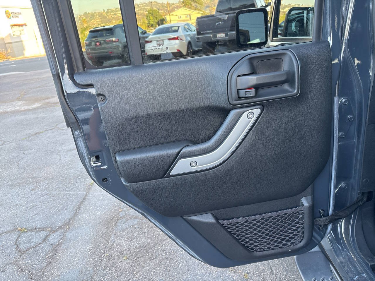 Used 2017 Jeep Wrangler Unlimited Rubicon w/ Connectivity Group AWD/4WD image 21