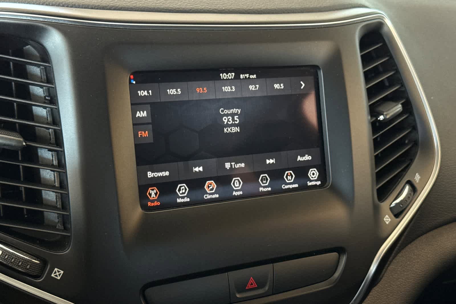 Used 2019 Jeep Cherokee Latitude w/ Popular Appearance Group AWD/4WD image 19