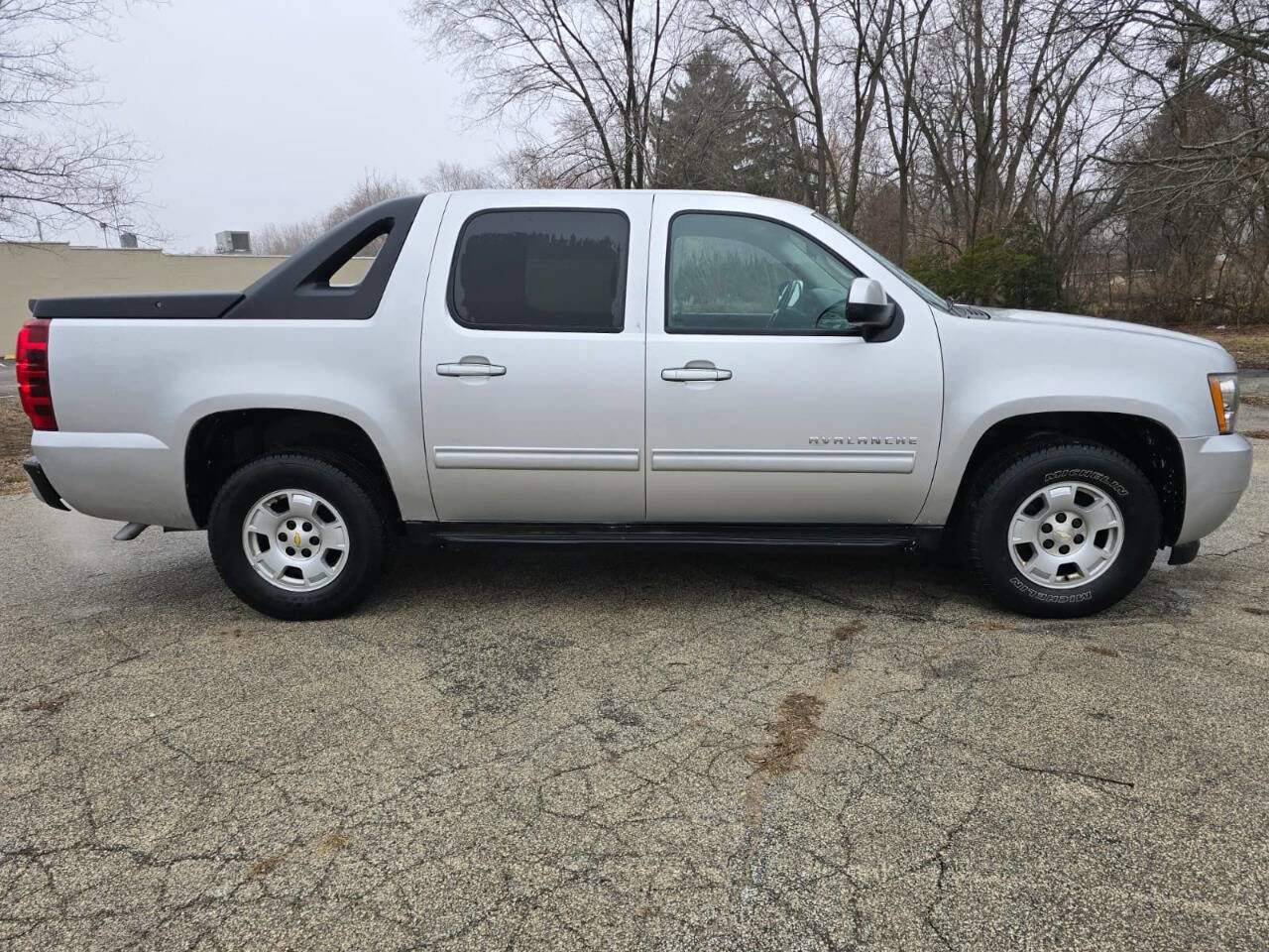 Used 2011 Chevrolet Avalanche LT image 4