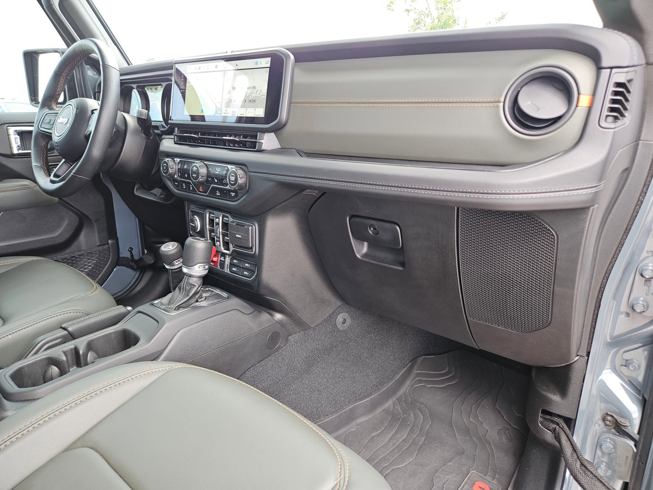 Certified 2024 Jeep Gladiator Mojave w/ Technology Group image 28