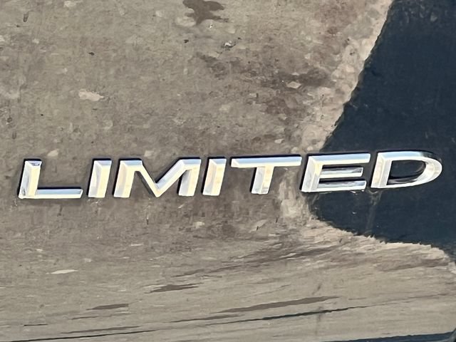 Used 2024 Chrysler Pacifica Limited FWD image 2