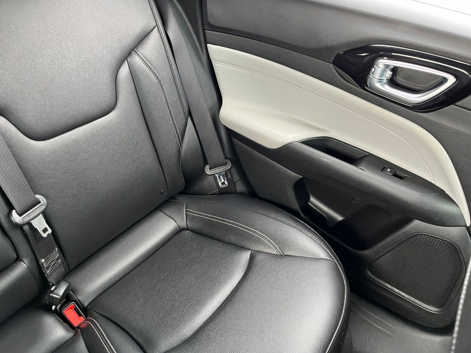 Used 2025 Jeep Compass Limited AWD/4WD image 39