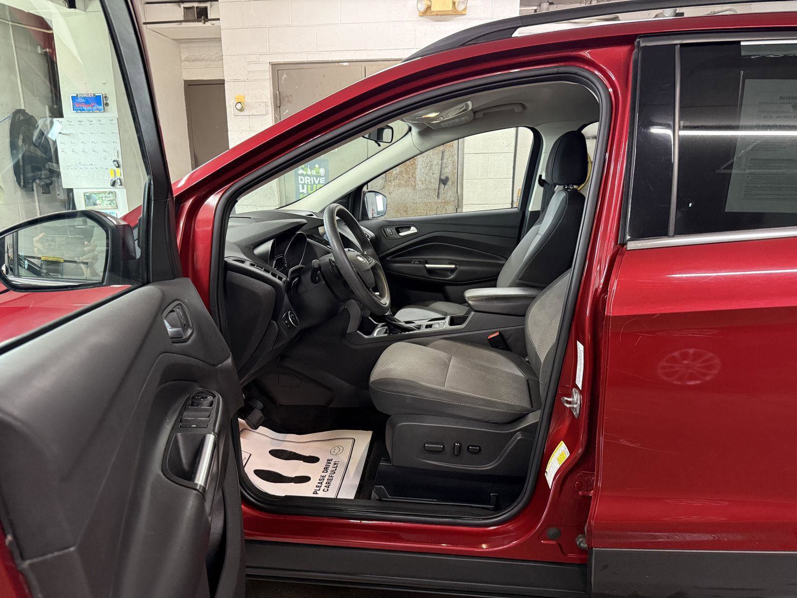 Used 2017 Ford Escape SE w/ Equipment Group 201A AWD/4WD image 13
