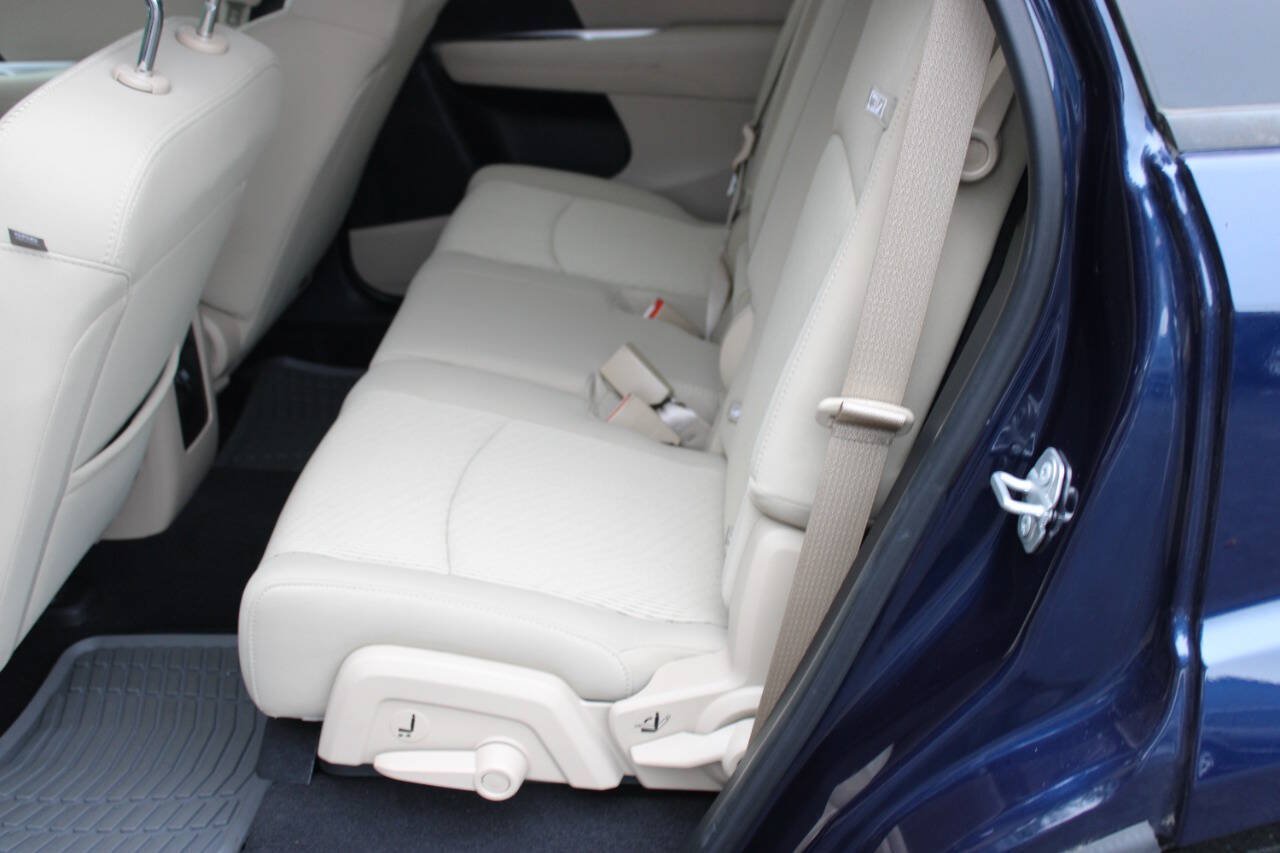 Used 2018 Dodge Journey SXT w/ Safe & Sound Group FWD image 10