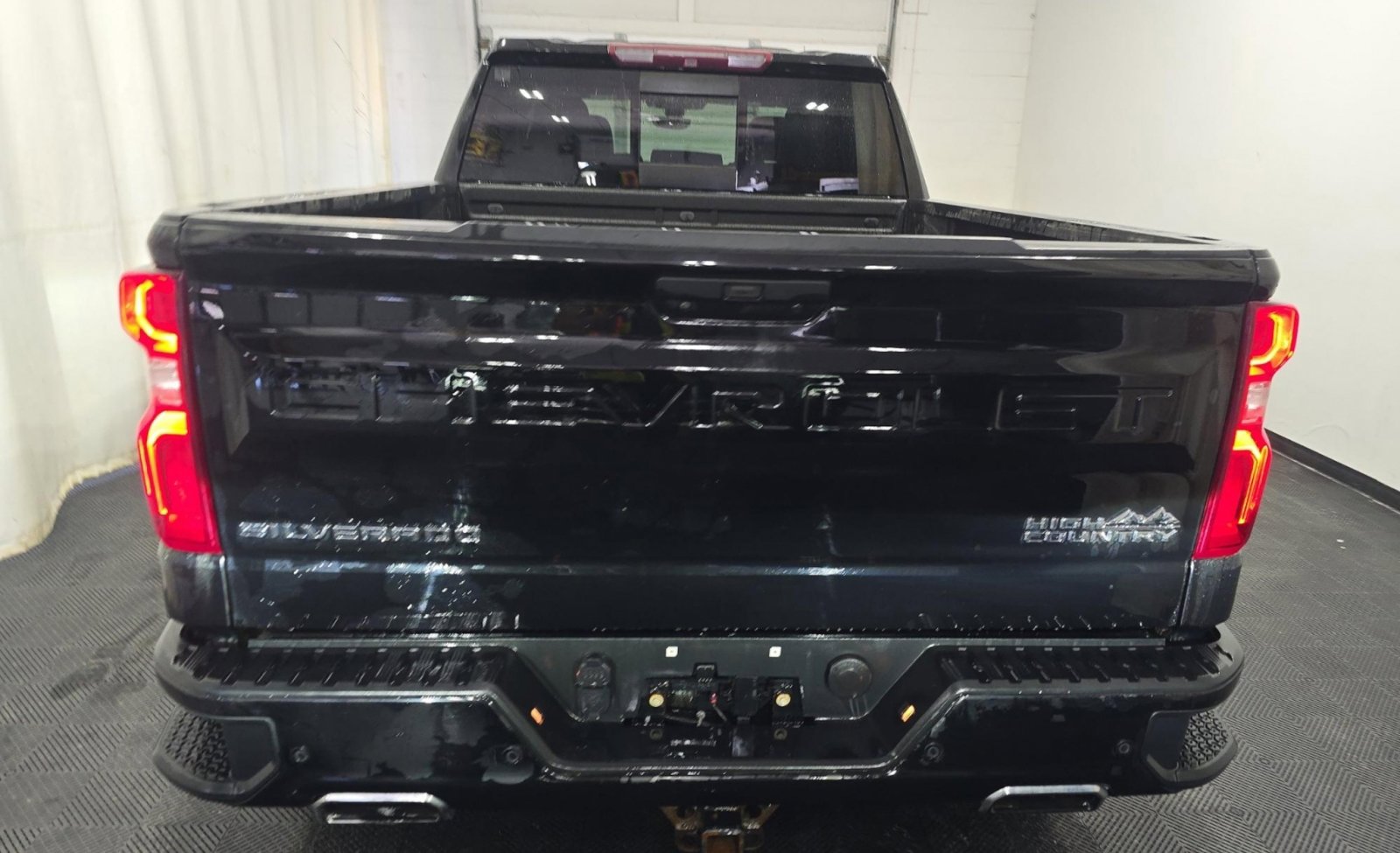 Used 2019 Chevrolet Silverado 1500 High Country w/ Technology Package AWD/4WD image 5