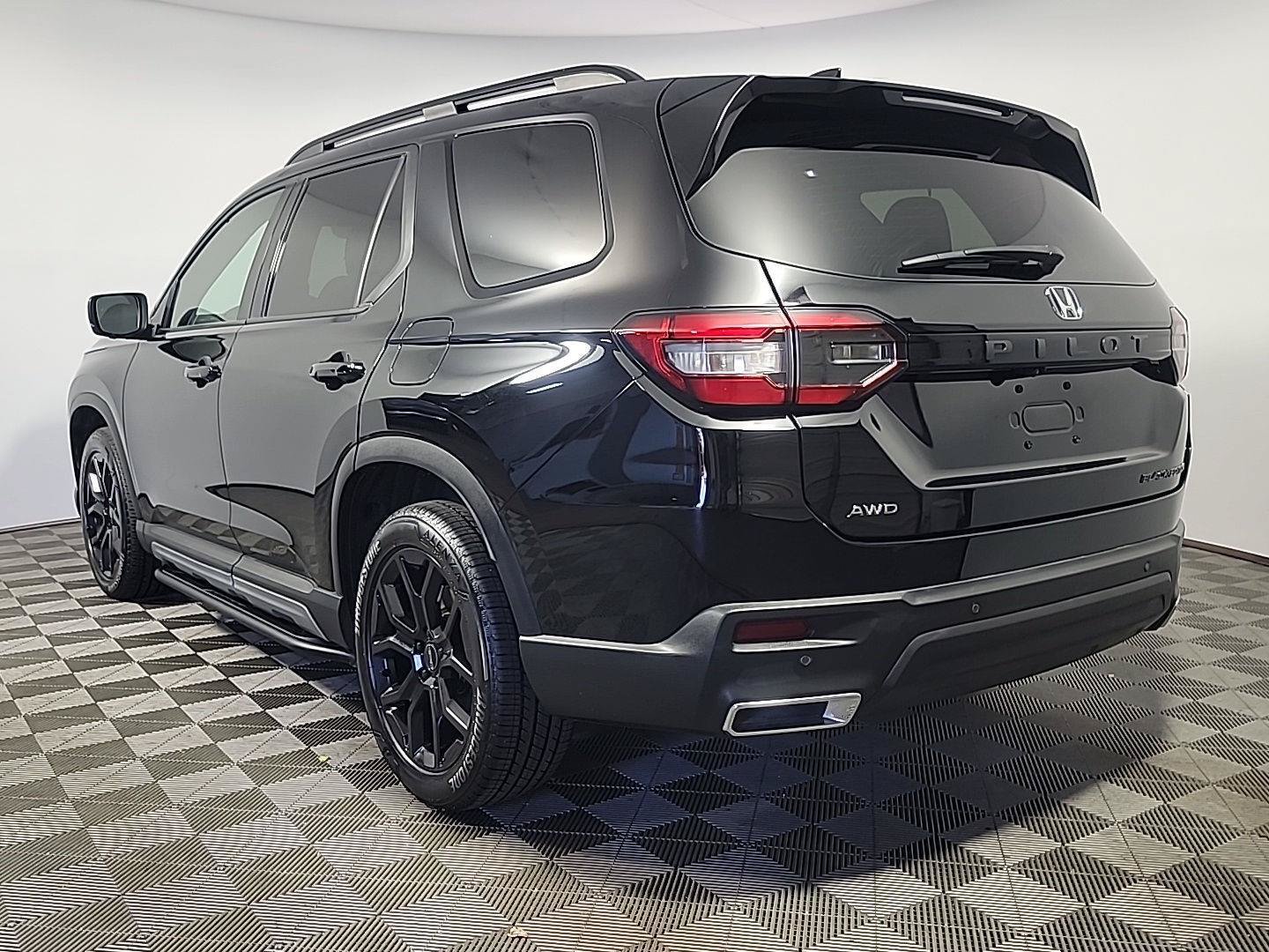Certified 2025 Honda Pilot Black Edition image 10